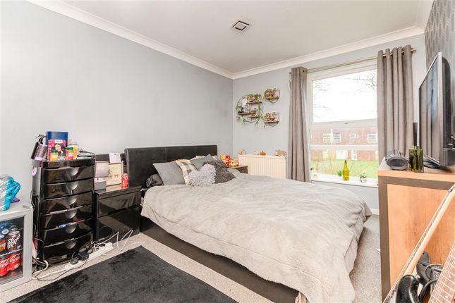 3 bed property, in Foxbury, £300,000
