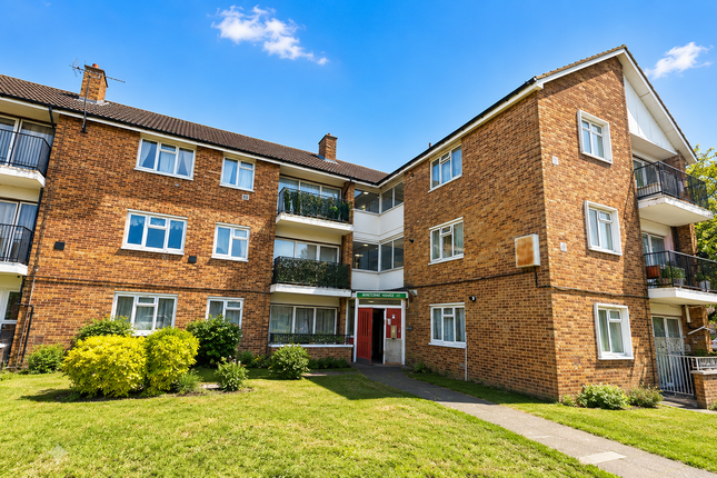 2 bed property, in Lister House, £300,000