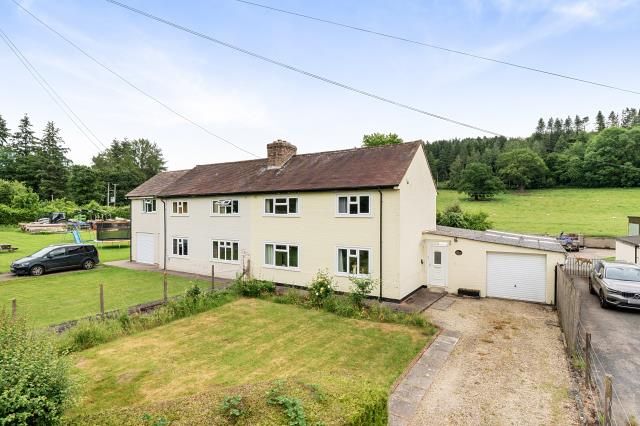 3 bed property, in Parkside, £270,000