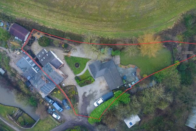 5 bed property, in Tunnel End, £675,000