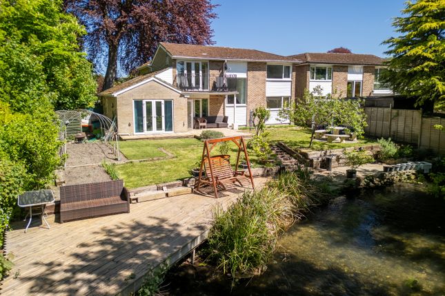 4 bed property, in Wooburn Manor Park, £800,000
