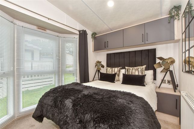 2 bed property, in Maple Avenue, £125,000