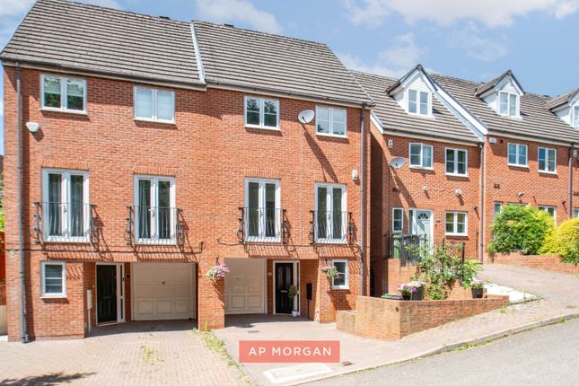 3 bed property, in Torrs Close, £350,000
