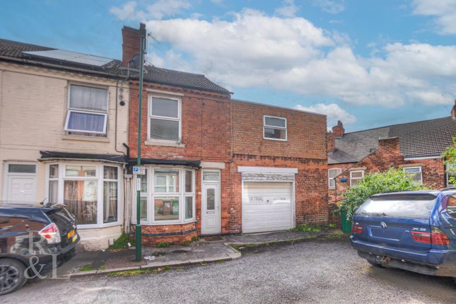 2 bed property, in St. Stephens Avenue, £90,000