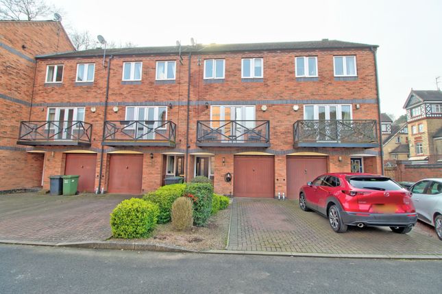 4 bed property, in Round Hill Wharf, £270,000