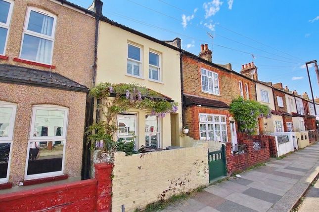 2 bed property, in Linkfield Road, £575,000