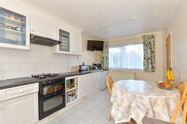 3 bed property, in Hookes Way, £210,000
