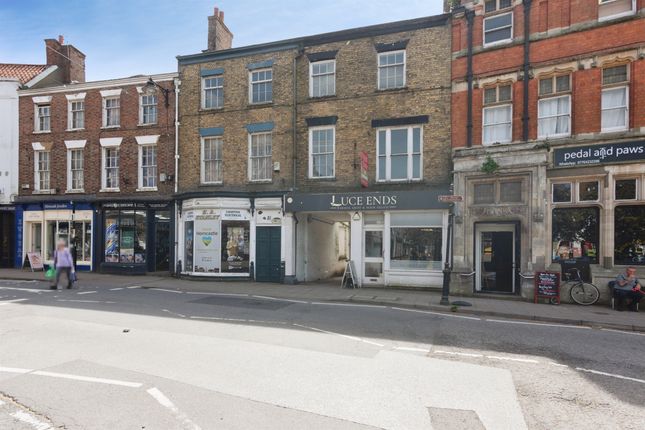 1 bed property, in High Street, £230,000