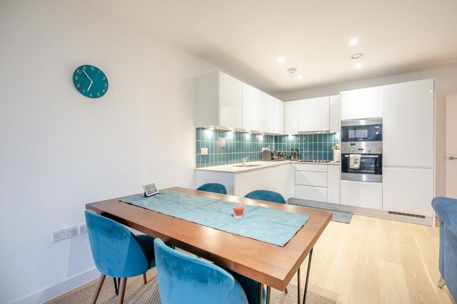 2 bed property, in Queens Road, £142,000