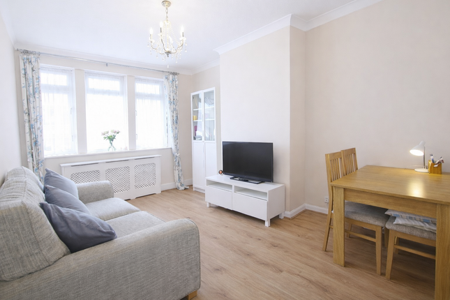 2 bed property, in Armstead Walk, £260,000