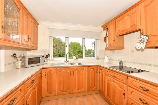 4 bed property, in Hill Avenue, £800,000