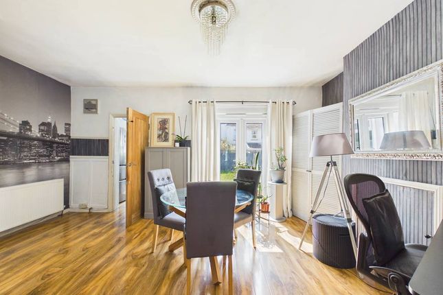 3 bed property, in Featherstone Road, £450,000