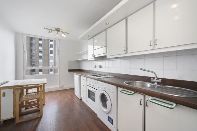2 bed property, in Bramlands Close, £220,000