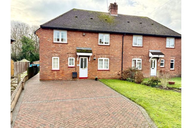 3 bed property, in Pollards Oak Road, £460,000