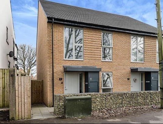3 bed property, in Winterbourne Drive, £273,000