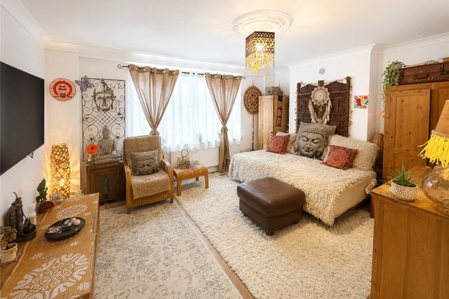 2 bed property, in Warminster Road, £280,000