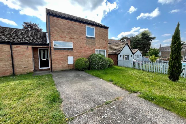 2 bed property, in Cedar Close, £250,000