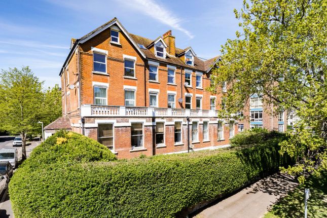 1 bed property, in Earls Avenue, £160,000
