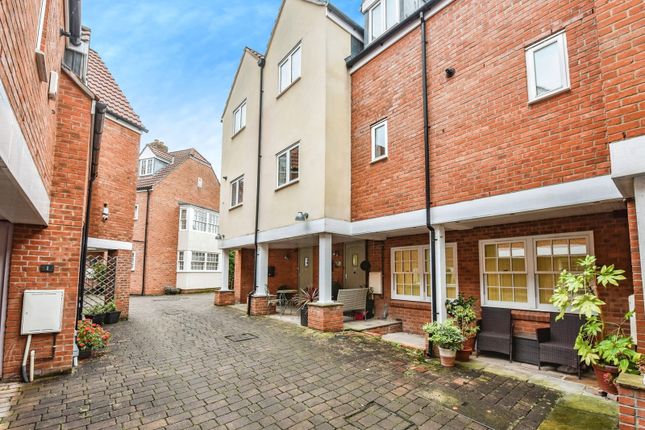 2 bed property, in Mill Street, £250,000