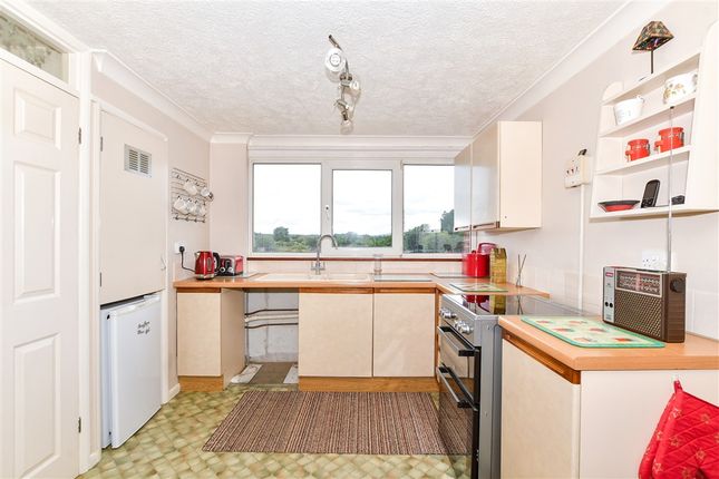 3 bed property, in Kingfisher Road, £290,000