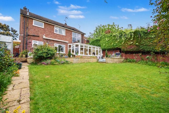4 bed property, in Farnham Park Close, £675,000
