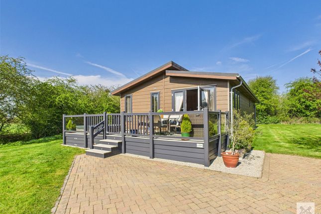 2 bed property, in Foxhunter Residential Caravan Park, £195,000
