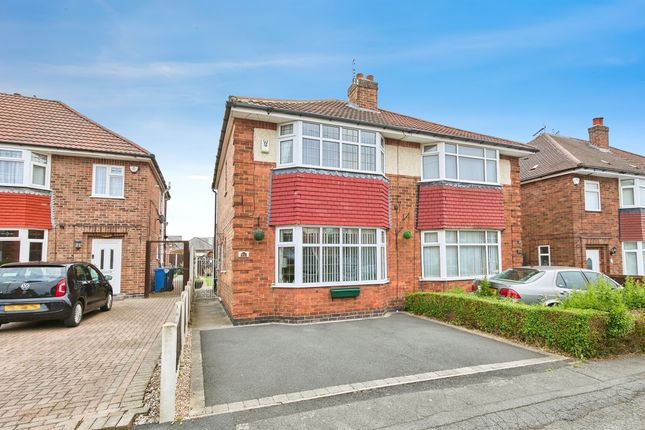 2 bed property, in Radcliffe Drive, £190,000