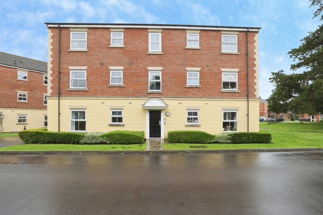 2 bed property, in Franklyn Road, £120,000