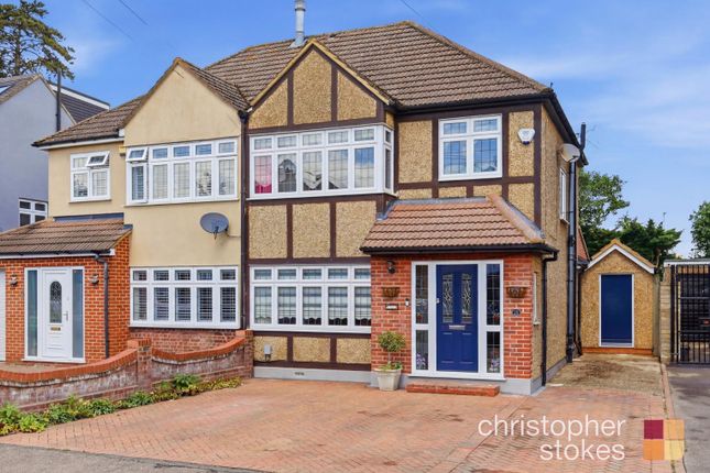 3 bed property, in Pine Close, £550,000