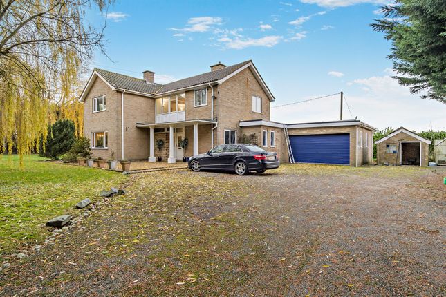 4 bed property, in Cross Roads, £475,000