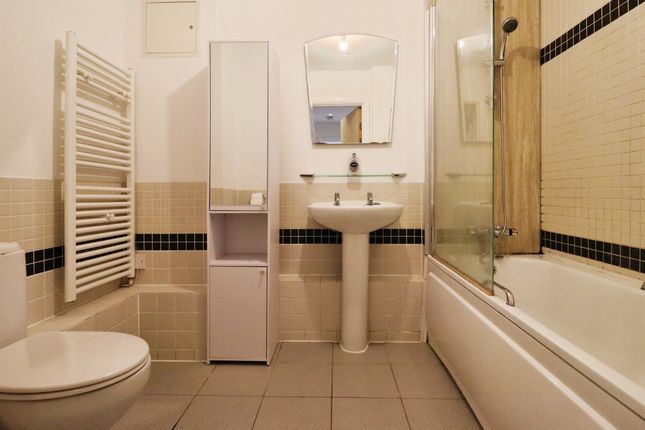 1 bed property, in Landmark Place, £120,000