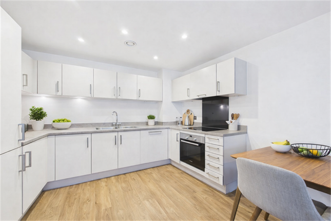 2 bed property, in Lincoln Apartments, £260,000
