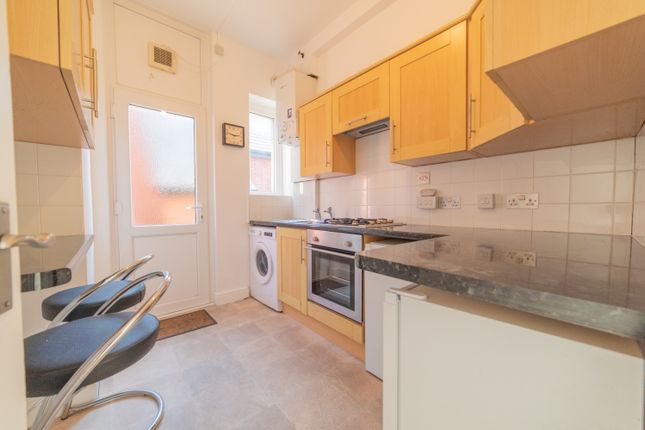 1 bed property, in Monthermer Road, £140,000
