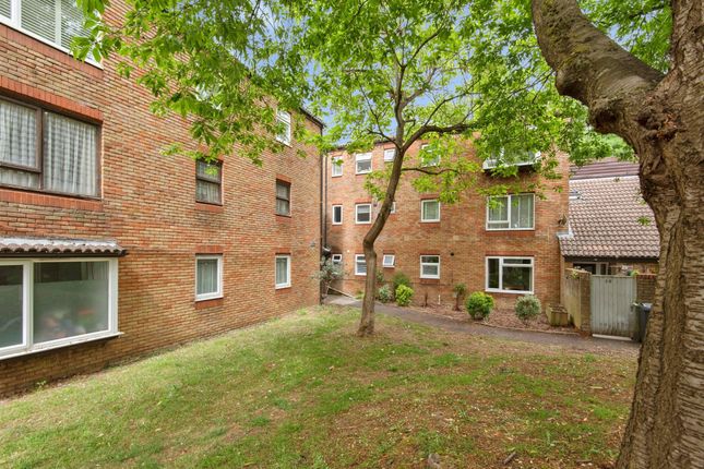 2 bed property, in Baron Court, £240,000