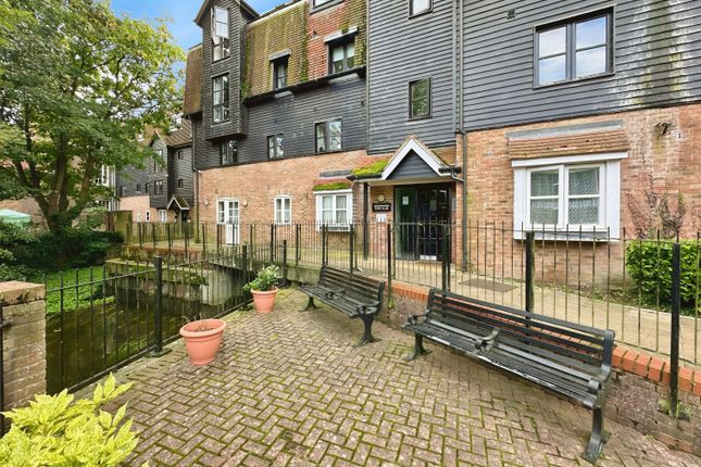 2 bed property, in Thorney Mill Road, £228,000