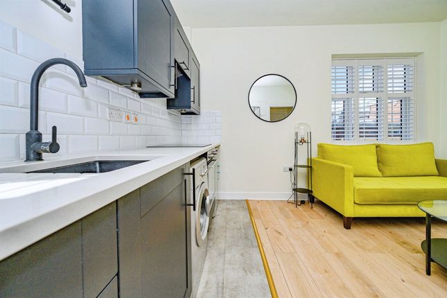 1 bed property, in High Street, £145,000