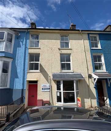5 bed property, in Station Terrace, £160,000