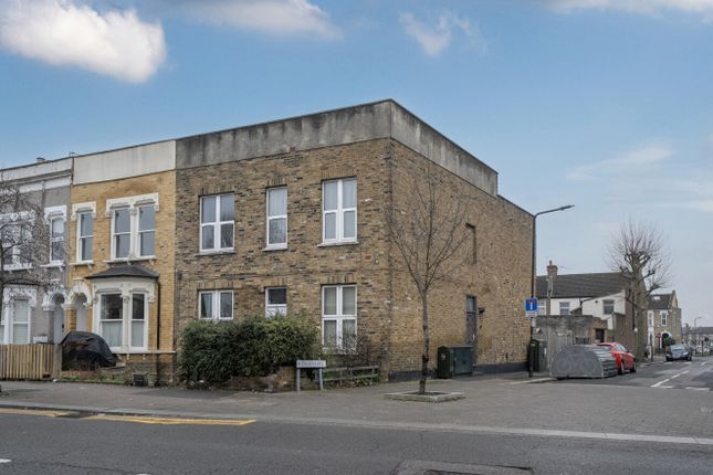 1 bed property, in Cann Hall Road, £325,000