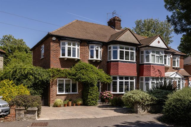 4 bed property, in Waterhall Avenue, £900,000