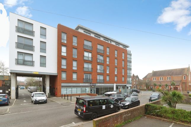 2 bed property, in Southchurch Road, £140,000
