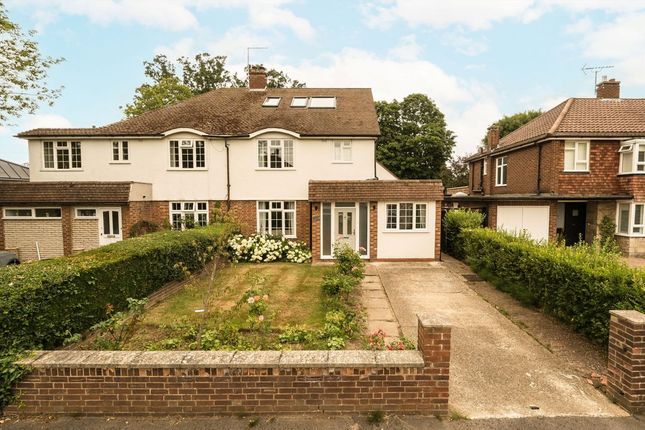 5 bed property, in Saffron Way, £1,195,000