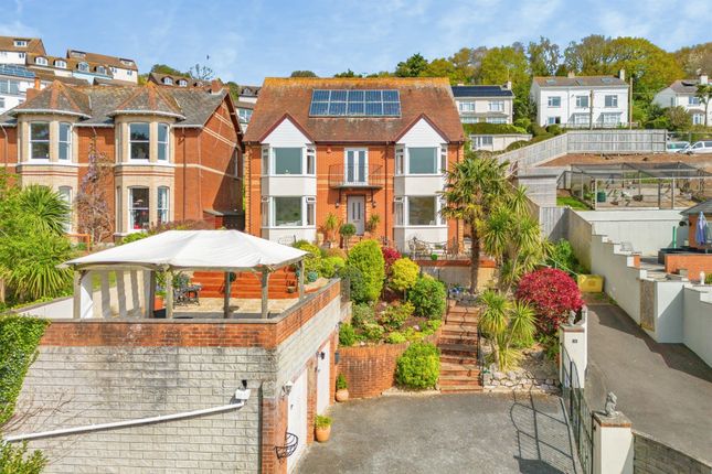 5 bed property, in Summerland Close, £675,000