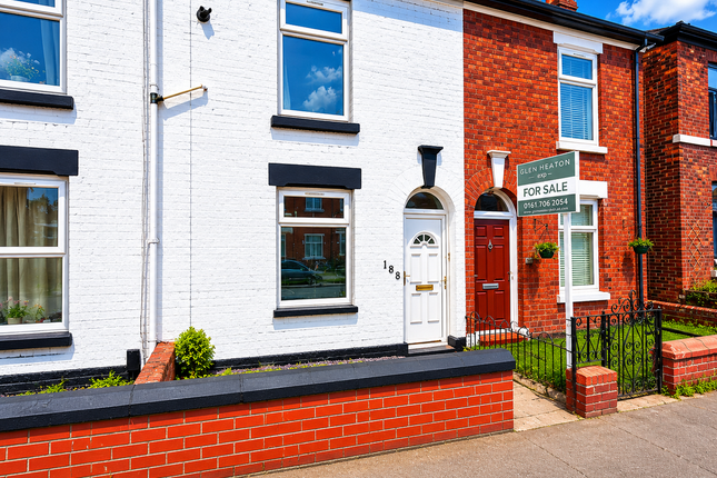 2 bed property, in Hall Street, £190,000