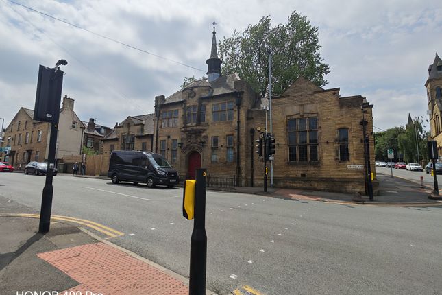 1 bed property, in Cross Lane, £399,999