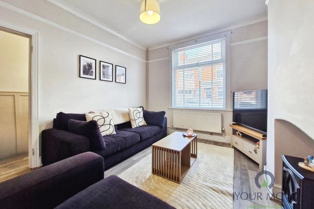 2 bed property, in Highfield Street, £160,000