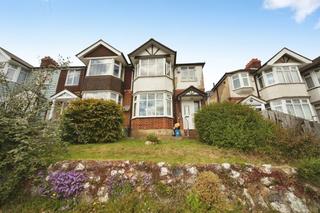 3 bed property, in Crawley Green Road, £365,000