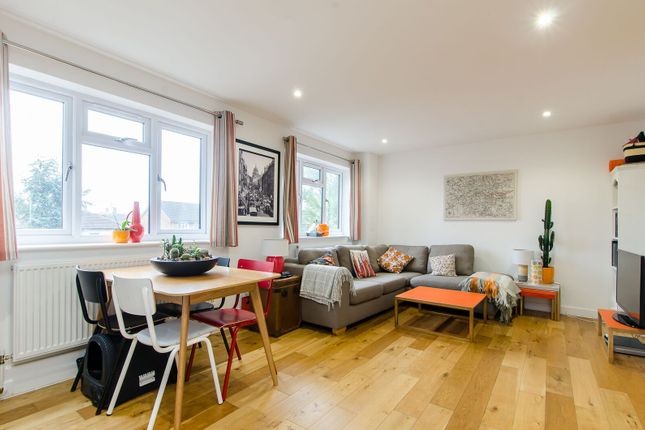 2 bed property, in Upper Tulse Hill, £350,000