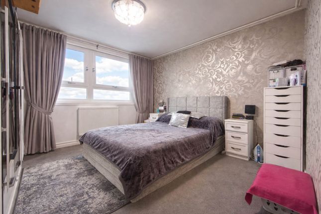2 bed property, in Rufford Tower Lexden Road, £225,000