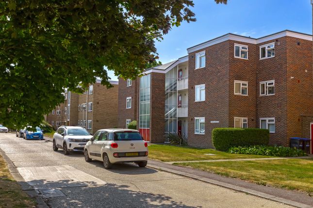 2 bed property, in Sunningdale Court Jupps Lane, £220,000