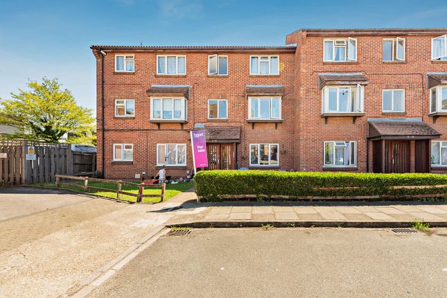 1 bed property, in Concord Close, £200,000